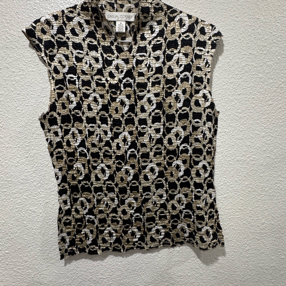 Casual Corner Black and White Chain Pattern Top